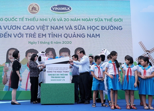 Vinamilk mang niềm vui uống sữa đến với trẻ em Quảng Nam vinamink mang niem vui uong sua den voi tre em quang nam thong qua quy sua vuon cao viet nam va chuong trinh sua hoc duong