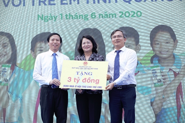 Vinamilk mang niềm vui uống sữa đến với trẻ em Quảng Nam vinamink mang niem vui uong sua den voi tre em quang nam thong qua quy sua vuon cao viet nam va chuong trinh sua hoc duong