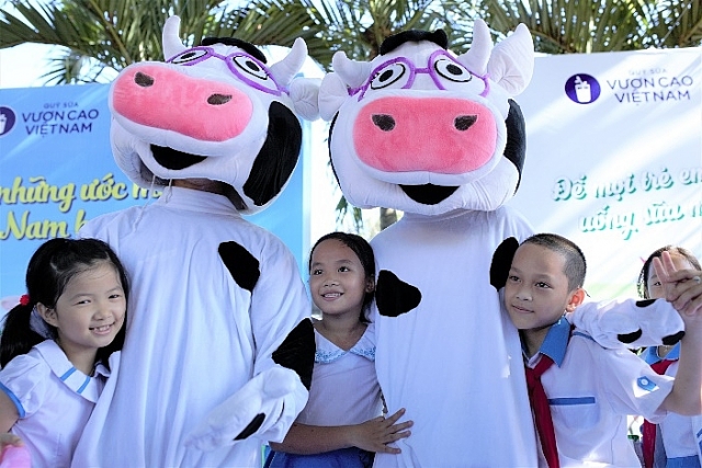 Vinamilk mang niềm vui uống sữa đến với trẻ em Quảng Nam vinamink mang niem vui uong sua den voi tre em quang nam thong qua quy sua vuon cao viet nam va chuong trinh sua hoc duong