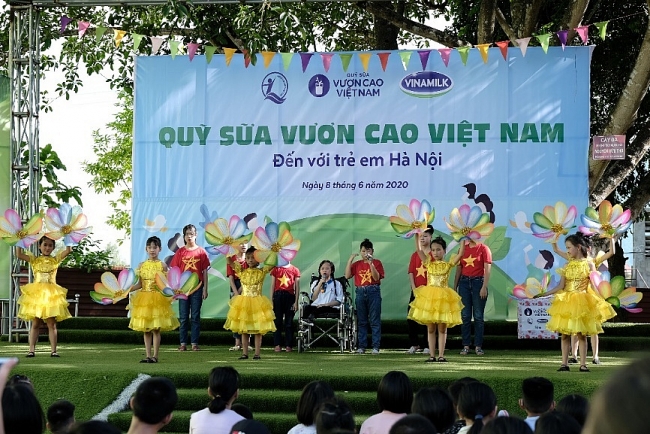 Hàng ngàn trẻ em Hà Nội đón niềm vui uống sữa đến từ Vinamilk và quỹ sữa vươn cao Việt Nam
