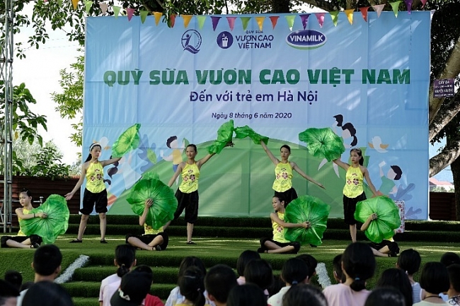 Hàng ngàn trẻ em Hà Nội đón niềm vui uống sữa đến từ Vinamilk và quỹ sữa vươn cao Việt Nam
