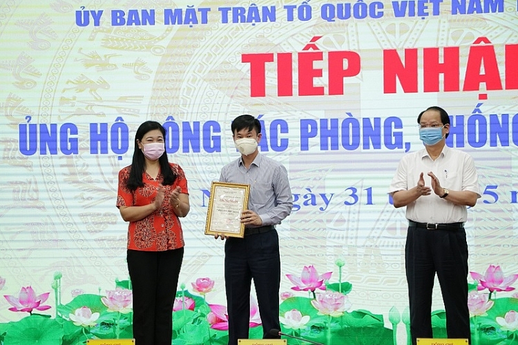 Đại diện Tập đoàn Geleximco trao số tiền 7 tỷ đồng triệu đồng ủng hộ phòng, chống dịch Covid-19 cho Ủy ban MTTQ Việt Nam TP. Hà Nội.