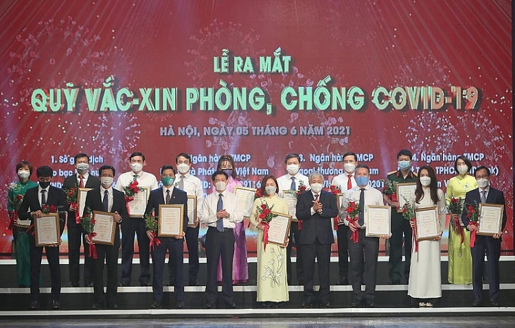 Đại diện các doanh nghiệp ủng hộ tại lễ ra mắt Quỹ Vắc xin phòng chống Covid-19 (ảnh: N.B).
