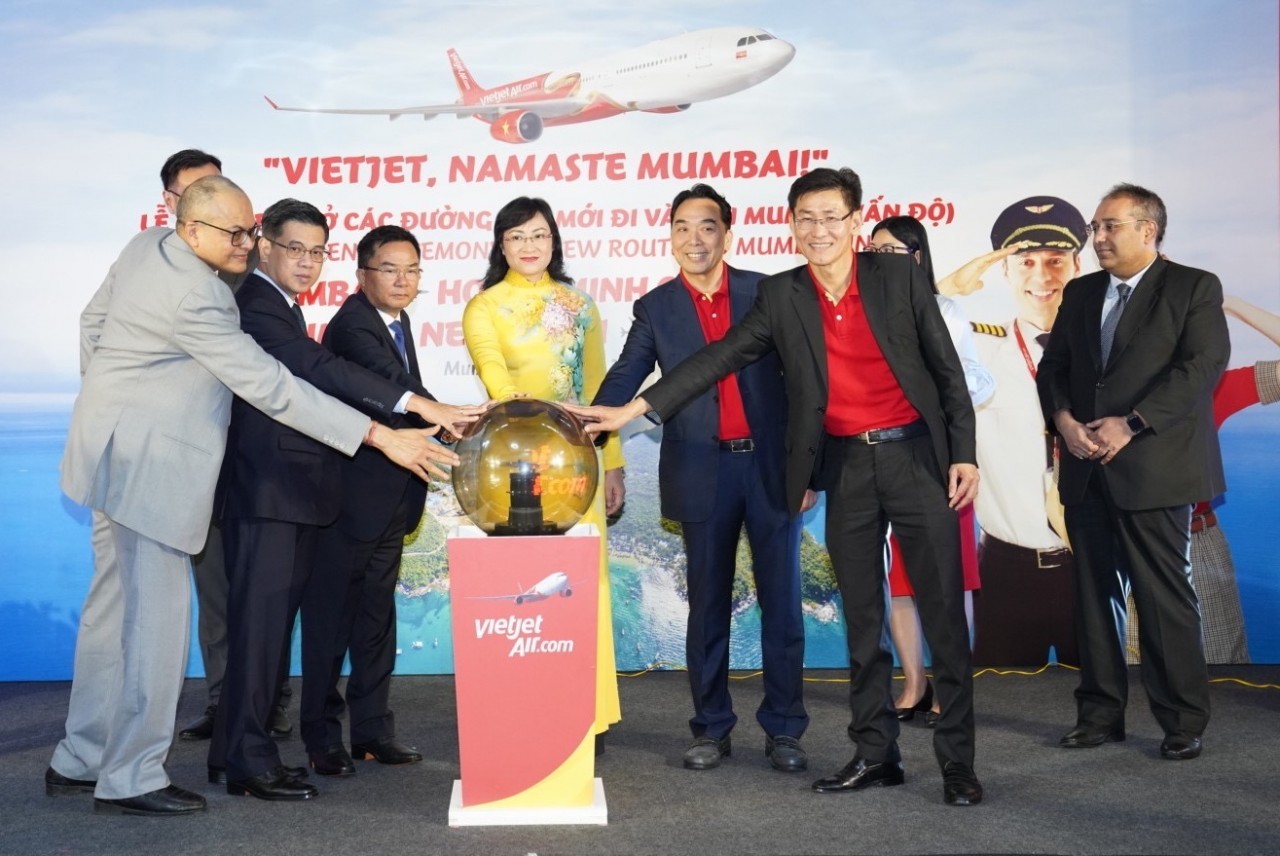 Bà Phan Thị Thắng, Phó chủ tịch UBND Tp.Hồ Chí Minh, ông Hoàng Tùng, Tổng Lãnh sự Việt Nam tại Mumbai, ông Nguyễn Anh Tuấn, Thành viên Hội đồng quản trị Vietjet và các đại diện lãnh đạo cấp cao khác thực hiện nghi thức công bố và khai trương đường bay.