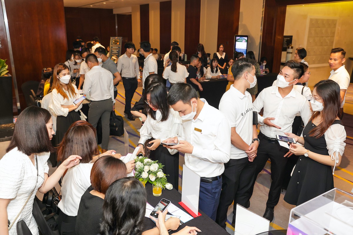 Khách hàng nườm nượp đến sự kiện từ sáng sớm. 