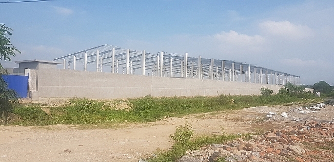 Lạ lùng nhà máy xây công khai trên đất nông nghiệp