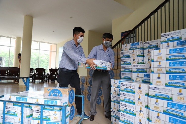 Hàng trăm ngàn sản phẩm dinh dưỡng được Vinamilk trao tặng 3 địa phương đang “Căng mình” chống dịch của miền trung
