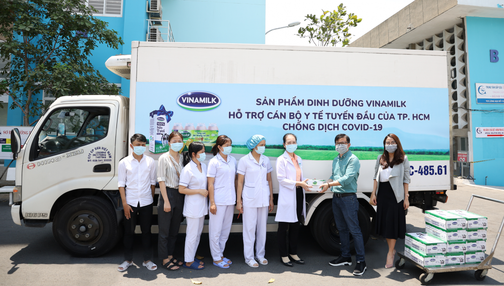Vinamilk ủng hộ 8 tỷ đồng cho Hà Nội và 3 tỉnh miền Trung chiến đấu chống dịch COVID-19