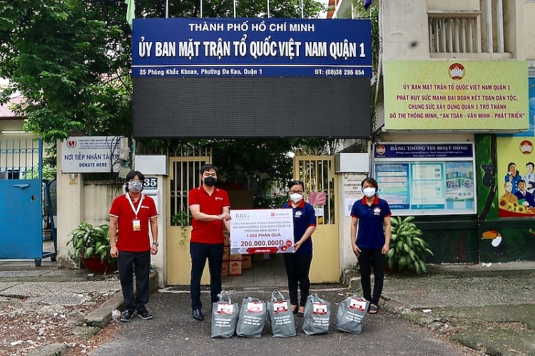 Đại diện Tập đoàn BRG và Ngân hàng SeABank trao quà hỗ trợ người dân Quận 1.