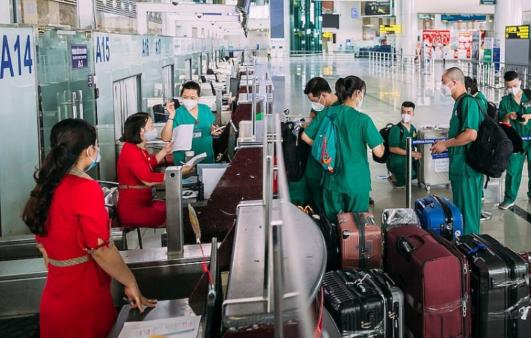 Vietjet tiếp tục vận chuyển y bác sĩ cho các địa phương chống dịch