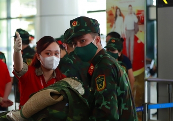 Vietjet tiếp tục vận chuyển y bác sĩ cho các địa phương chống dịch