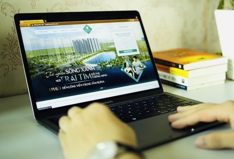 MC điển trai “săn nhà” giá hời mùa dịch