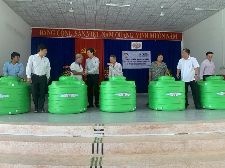 Hàng nghìn hộ dân miền Tây được tặng bồn Plasman trữ nước sạch