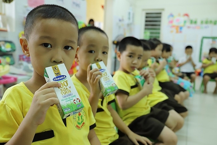 TP. Đà Nẵng tổ chức cho học sinh uống sữa học đường ngay ngày đầu tựa trường