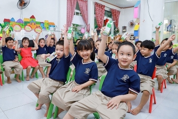 TP. Đà Nẵng tổ chức cho học sinh uống sữa học đường ngay ngày đầu tựa trường