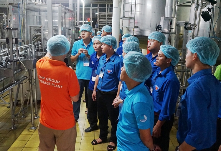Đoàn đại biểu được tham quan trực tiếp nhà máy Tân Hiệp Phát tại Bình Dương