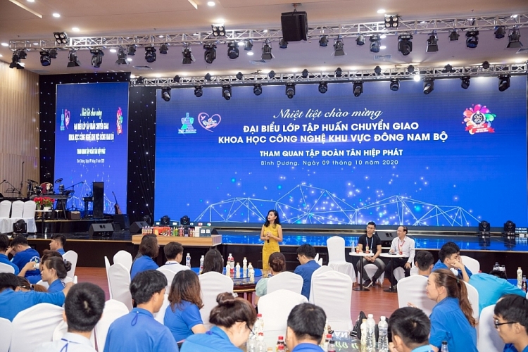 Đoàn đại biểu có buổi giao lưu cùng đại diện Tập đoàn Tân Hiệp Phát sau khi tham quan nhà máy