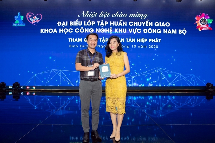 Giám đốc Trung tâm Phát triển Khoa học, Công nghệ và Tài năng Trẻ gửi lời cảm ơn đến Tập đoàn Tân Hiệp Phát sau chuyến tham quan