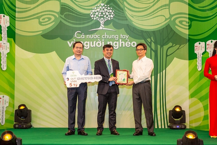 Các doanh nghiệp của “Bầu Hiển” ủng hộ 30 tỷ đồng cho quỹ “Vì người nghèo” Trung ương