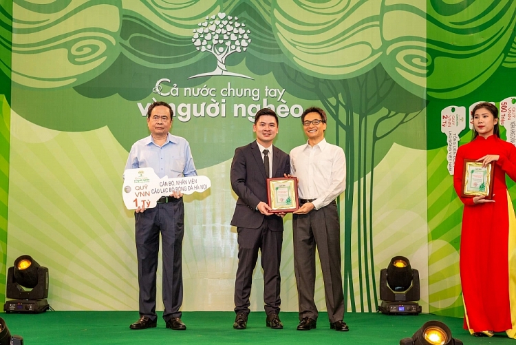 Các doanh nghiệp của “Bầu Hiển” ủng hộ 30 tỷ đồng cho quỹ “Vì người nghèo” Trung ương