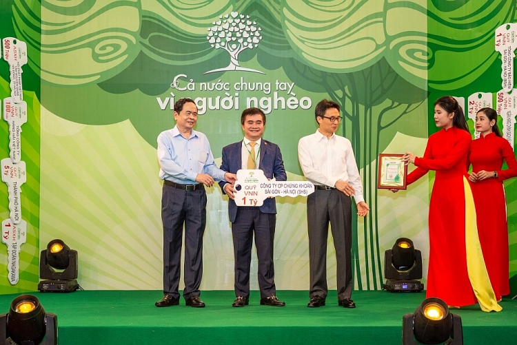 Các doanh nghiệp của “Bầu Hiển” ủng hộ 30 tỷ đồng cho quỹ “Vì người nghèo” Trung ương