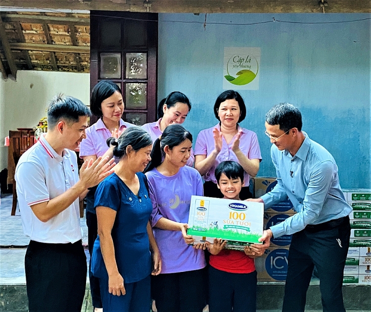 Vinamilk “Trao cơ hội đi học, cho cơ hội đổi đời” cùng chương trình “Cặp lá yêu thương”