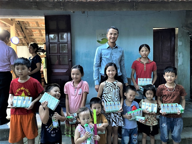 Các bạn nhỏ trong xóm đến chung vui đã cùng nhận quà từ Giám đốc Nhà máy sữa Vinamilk tại Nghệ An