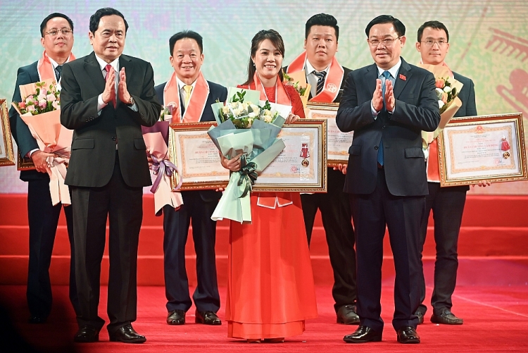 Bà Ninh Thị Lan Phương - Phó TGĐ Ngân hàng SHB vinh dự nhận Huân chương Lao động hạng Ba vì những cống hiến trong phong trào thi đua của Hiệp hội DNNVV TP Hà Nội.