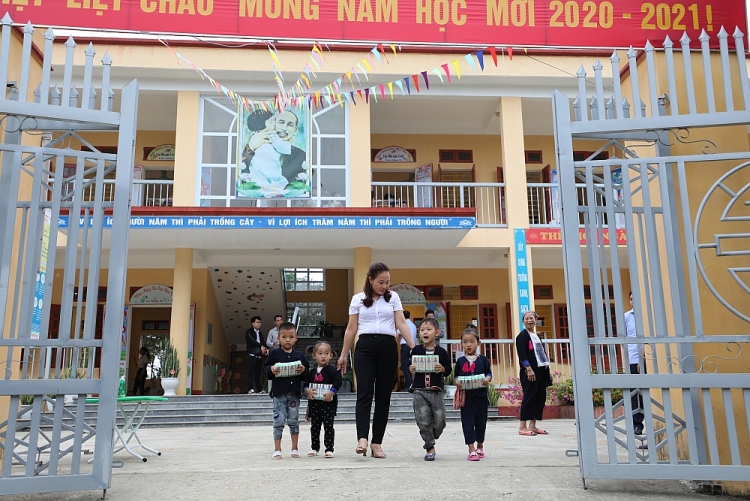 Vinamilk cùng quỹ sữa vươn cao Việt Nam 12 năm liền mang lại niềm vui uống sữa cho trẻ em tỉnh Yên Bái