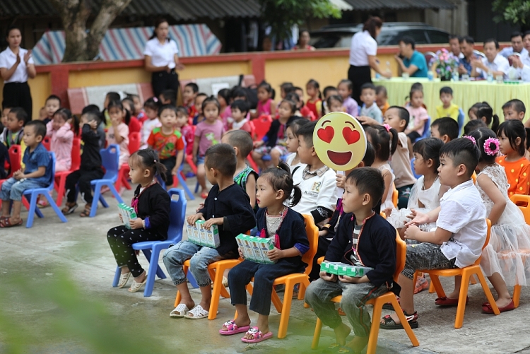 Vinamilk cùng quỹ sữa vươn cao Việt Nam 12 năm liền mang lại niềm vui uống sữa cho trẻ em tỉnh Yên Bái