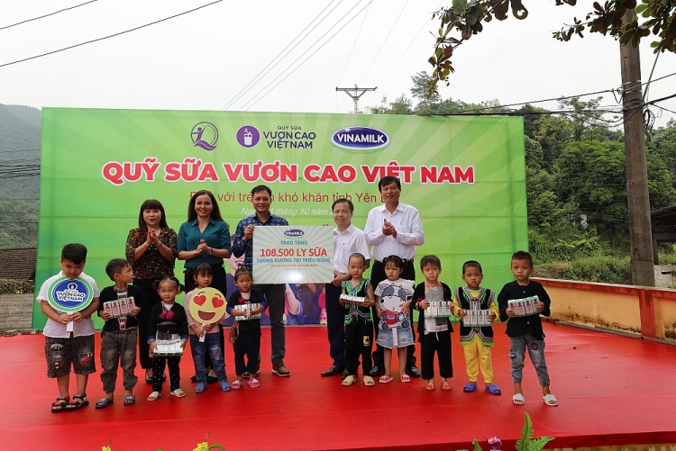 Ông Vũ Tuấn Khang, Giám đốc Kinh doanh miền Bắc Vinamilk, đại diện công ty và Quỹ sữa Vươn cao Việt Nam trao tặng bảng tượng trưng 108.500 ly sữa cho trẻ em có hoàn cảnh khó khăn tại tỉnh Yên Bái.