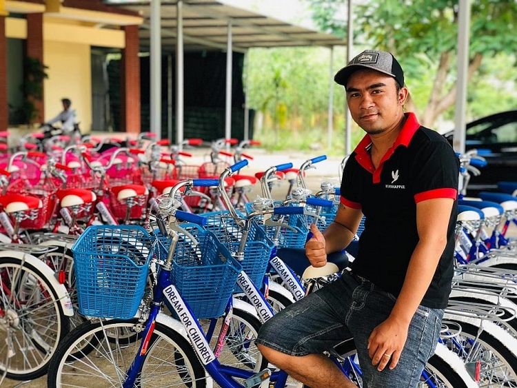 Chương trình kết nối 50 chiếc xe đạp tại trường đồng bào xã Khánh Thượng, huyện Khánh Vĩnh
