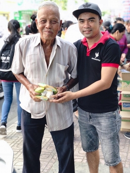 le hoai khanh anh hung khong can mac ao choang nguoi than cua rat nhieu hoan canh kho khan