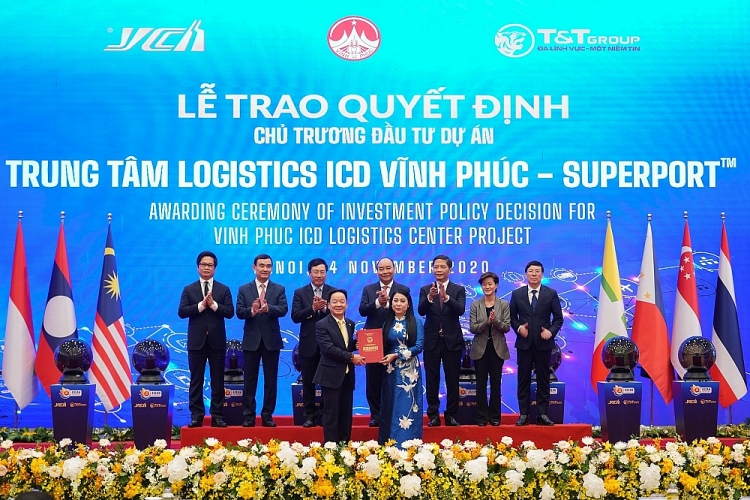 Bà Hoàng Thị Thúy Lan, Bí thư Tỉnh ủy Vĩnh Phúc trao Quyết định chủ trương đầu tư dự án Trung tâm Logistics ICD Vĩnh Phúc (SuperPortTM) cho ông Đỗ Quang Hiển - đại diện Liên danh Tập đoàn T&T Group – YCH Group –YCH Holdings. 