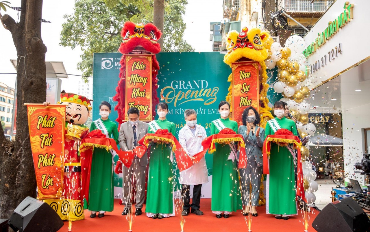 Ngọc Hân, Lương Thanh, Bình An hào hứng dự khai trương kính mắt Evergreen
