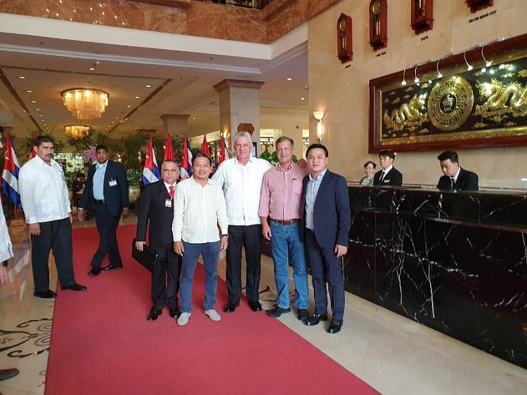 Công ty Cổ phần Đầu tư Thương mại Thái Bình (gọi tắt là “Thái Bình”), tiền thân là Công ty TNHH Thái Bình, được thành lập tại Việt Nam từ năm 1992. Đến năm 1998, Thái Bình là doanh nghiệp Việt Nam tiên phong mở văn phòng đại diện tại Cuba để phục vụ xuất khẩu nhiều mặt hàng Việt Nam sang thị trường Cuba. Hiện nay, Thái Bình có tổng cộng 10 công ty thành viên, trong đó có 4 công ty thành viên có hoạt động thương mại tại thị trường Cuba, bao gồm: CTCP Đầu tư Thương mại Thái Bình, CTCP giày Thái Thịnh, Công ty TNHH TM & XD Hoàng Yến, CTCP kinh doanh Toàn Thịnh Phát. Ngoài ra, có 2 công ty lần lượt được thành lập năm 2016, 2017 và định hướng cho mảng đầu tư sản xuất tại Cuba, đó là CTCP Đầu tư Toàn cầu Thái Bình với chức năng chính thành lập nhà máy sản xuất tã lót và băng vệ sinh tại Cuba; CTCP bột giặt Thái Bình với chức năng chính là thành lập nhà máy bột giặt tại Cuba.   Trong 22 năm qua, Thái Bình đã tham gia vào hoạt động thương mại giữa Việt Nam với Cuba và đã xây dựng được những mối quan hệ vững chắc với các nhà nhập khẩu cũng như những nhà phân phối lớn ở Cuba, trong đó có GAESA (sở hữu 5.000 điểm bán tại Cuba) và GECOMEX - hai doanh nghiệp nhà nước gần như độc quyền kiểm soát hệ thống phân phối và bán lẻ tại Cuba. Từ năm 2015, Thái Bình luôn nằm trong Top 10 công ty có giao dịch nhiều nhất với các tập đoàn này và doanh số hằng năm đều đạt trên 100 triệu USD.  Theo báo cáo xuất nhập khẩu Việt Nam 2018 về kim ngạch thương mại xuất khẩu Việt Nam sang Cuba của Bộ Công thương, tổng kim ngạch xuất khẩu của Việt Nam sang Cuba năm 2017 đạt 217 triệu USD, trong đó kim ngạch xuất khẩu của công ty Thái Bình là 107 triệu USD, chiếm tỷ lệ gần 50%. Như vậy, Thái Bình đóng vai trò rất quan trọng trong hoạt động thương mại giữa hai nước Việt Nam - Cuba.  Các mặt hàng Thái Bình cung cấp cho thị trường Cuba rất đa dạng từ thực phẩm, vật dụng gia đình, quần áo giày dép, điện-điện tử-điện lạnh, nội thất, vật liệu xây dựng, Café, hạt nhựa… Các thương hiệu của Thái Bình tại Cuba là các thương hiệu được tin dùng đối với người tiêu dùng Cuba. Hàng loạt các sản phẩm Made in Việt Nam với các thương hiệu như TBV, TB care, TB Home, TB Kids, TB pro, TB Beauty, TB Refresher, TB Milk, TB Food hiện diện tại 5000 siêu thị, cửa hàng khắp 16 tỉnh thành thuộc Cuba.   CTCP đầu tư thương mại Thái Bình đang triển khai thực hiện 2 dự án đầu tư sản xuất tại Khu công nghiệp Mariel. Đầu tiên là dự án tã lót do Thái Bình đầu tư 100% vốn. Nhà máy được xây dựng với diện tích 5000 m2 trên khu đất 10,000m2, đã đi vào hoạt động vào năm 2019, bước đầu tình hình hoạt động kết quả kinh doanh rất tích cực. Tổng suất đầu tư của nhà máy là 9,350,000 USD, cung cấp được 50-70% nhu cầu thị trường Cuba. Thứ 2 là Dự án bột giặt do Thái Bình liên doanh 50% vốn với Công ty Industrias NEXUS S.A tại Cuba: Nhà máy sẽ được xây dựng với công suất 50,000 tấn/ năm, qui mô vốn đầu tư ban đầu  là 17,790,000 USD. Hiện tại dự án đang trong giai đoạn xây dựng và dự kiến đi vào hoạt động năm 2022.  Ngoài các hoạt động về thương mại và đầu tư, Thái Bình là doanh nghiệp đặc biệt coi trọng trách nhiệm xã hội. Theo đó, hằng năm Thái Bình đều triển khai các hoạt động CSR (Corporate Social Responsibility) tại Việt Nam và Cuba với ngân sách giao động từ 2 tỷ - 3 tỷ/ năm. Các hoạt động nổi bật có thể kể đến: Tài trợ CT Câu chuyện Hòa Bình của Báo tuổi trẻ; Tài trợ Học bổng Phạm Phú Thứ của Quỹ thời báo Saigon Times; Tài trợ quỹ tiếp sức tài năng An Giang; Tài trợ định kỳ cho Hội Hữu nghị VN - Cuba; Ủng hộ 150.000 USD để khắc phục hậu quả Bão Sandy 2015; Ủng hộ 250.000 USD để khắc phục hậu quả Bão Irma 2017; Tặng 3 “Xe cứu thương” đến các bệnh viện Đa khoa trên toàn quốc năm 2018; Ủng hộ 300tr tiền mặt chống Covid tại Cuba; Quyên góp trang thiết bị y tế trị giá hơn 1 tỷ đồng cho Sở y tế năm 2020…  CTCP đầu tư thương mại Thái Bình hy vọng trong tương lai sẽ tiếp tục phát triển mạnh mẽ hơn nữa các hoạt động đầu tư - kinh doanh tại Cuba và trở thành cầu nối quan trọng trong việc góp phần tăng cường mối quan hệ hữu nghị giữa hai nước Việt Nam và Cuba.   Thái Bình tiếp Chủ tịch nước Cuba sang thăm Việt Nam    	Thái Bình khánh thành nhà máy Tã lót tại Cuba  Chủ tịch Trần Thanh Tú phát biểu tại Hội nghị Khách hàng   Thái Bình ủng hộ 150.000$ cho Cuba khắc phục hậu quả Bão Sandy 2015  Thái Bình tham gia lễ ký kết tài trợ Quỹ học bổng của Báo Saigontimes  Thái Bình ủng hộ Sở y tế trang thiết bị chống dịch Covid-19