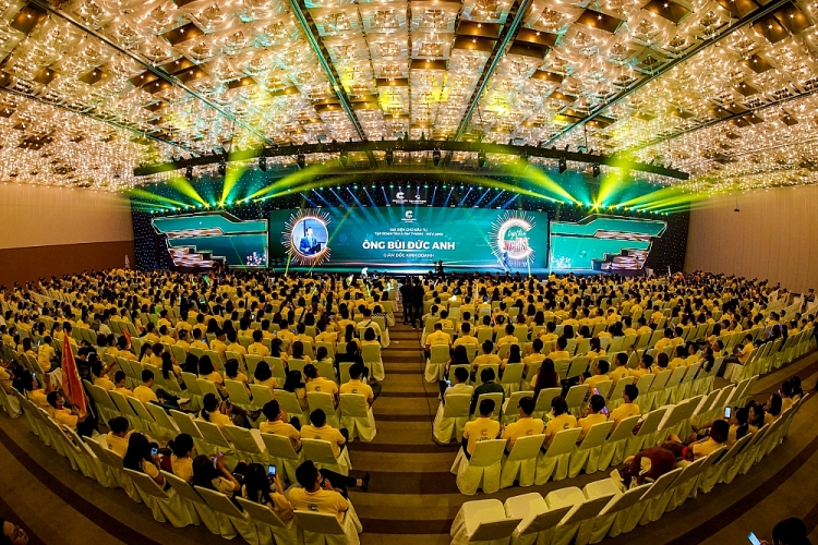 Hơn 1300 chiến binh kinh doanh hăng hái khí thế ra quân.