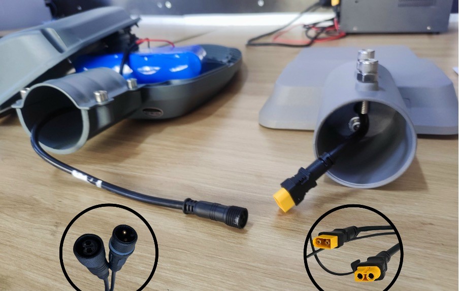Đèn giá rẻ (Bên trái) có giắc cắm lỏng lẻo, thiết kế khó tháo lắp, sửa chữa. Đèn giá rẻ (Bên trái) có giắc cắm lỏng lẻo, thiết kế khó tháo lắp, sửa chữa.