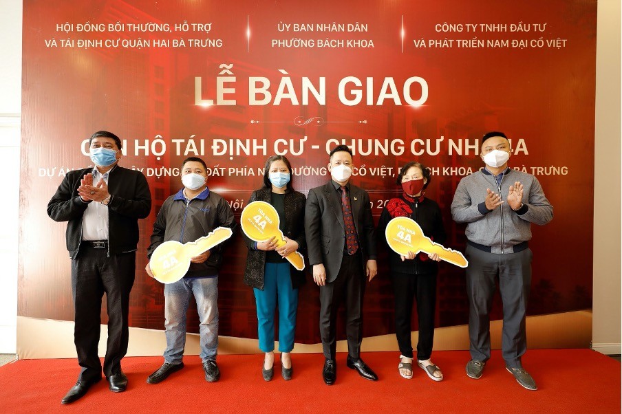 Đại diện chính quyền địa phương và chủ đầu tư bàn giao căn hộ cho cư dân. Đại diện chính quyền địa phương và chủ đầu tư bàn giao căn hộ cho cư dân.