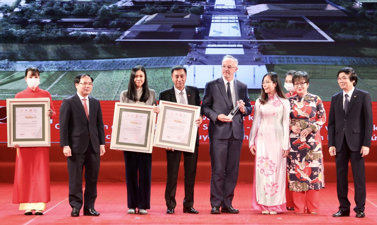 Ông Nguyễn Anh Tuấn, Phó Tổng Giám đốc T&T Group thay mặt Tập đoàn nhận giải Đặc biệt cho đồ án “Quy hoạch Bảo tồn, tôn tạo và phát huy giá trị Di tích Quốc gia đặc biệt Khu lưu niệm Chủ tịch Hồ Chí Minh tại Kim Liên, Nam Đàn, Nghệ An”.