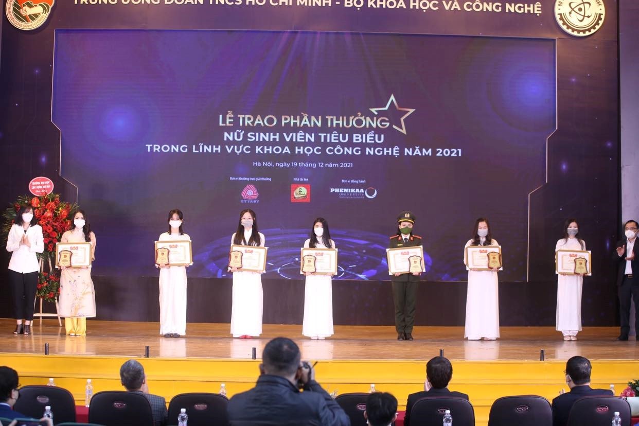 Bằng khen vinh danh Nữ sinh tiêu biểu trong lĩnh vực khoa học công nghệ năm 2021..