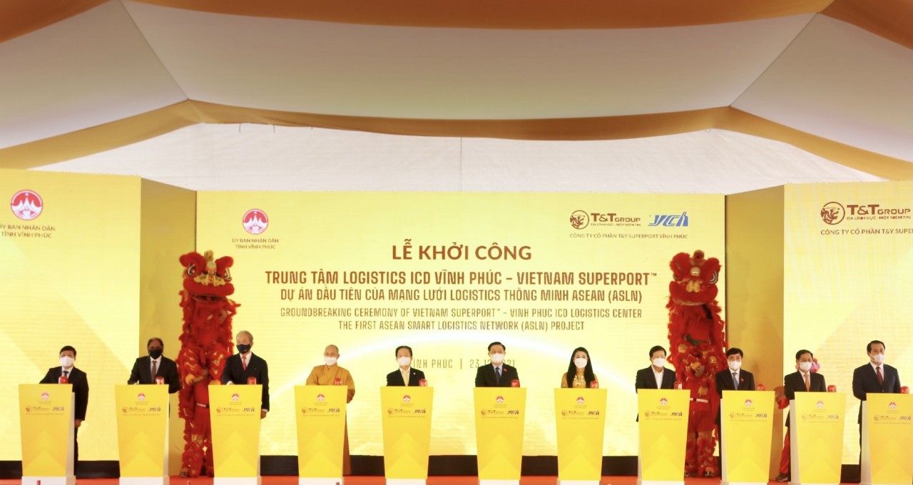Chủ tịch Quốc hội Vương Đình Huệ cùng các vị đại biểu bấm nút khởi công Trung tâm Logistics ICD Vĩnh Phúc.