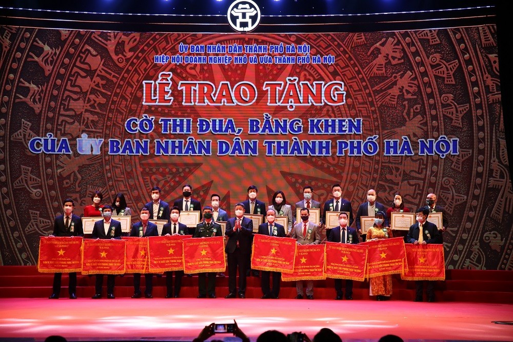 UBND Thành phố Hà Nội trao tặng cờ thi đua, bằng khen cho những doanh nghiệp có thành tích xuất sắc trong năm 2021.