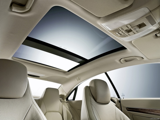 kinh cua so troi nguy co rung mercedes trieu hoi gan 750000 xe