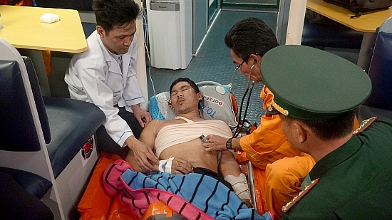 cuu song thuyen vien gap nan tren vung bien hoang sa