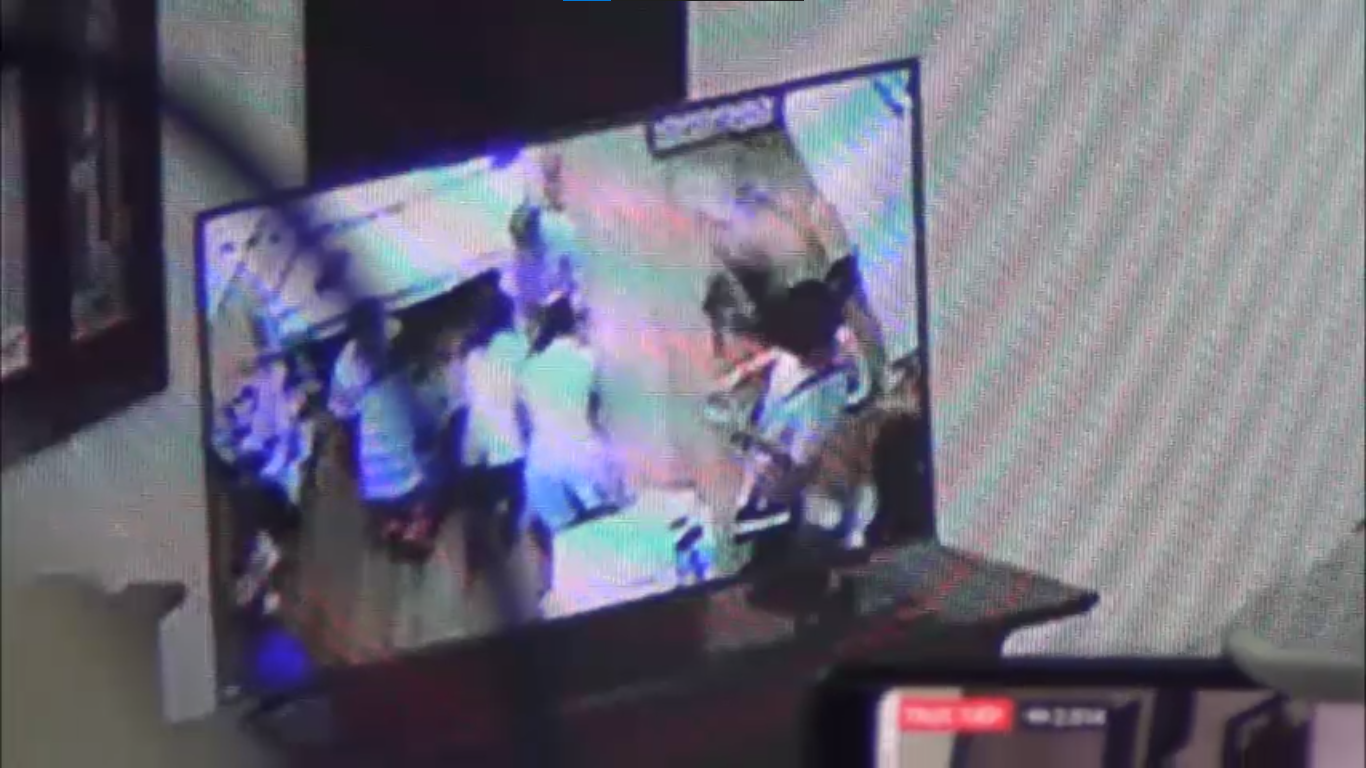 video xe giuong nam boc chay rung ruc giua pho dong nguoi o tp ho chi minh