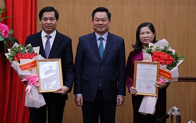 Bà Phương Thị Thanh, ông Nguyễn Long Hải nhận quyết định (Ảnh: VGP)