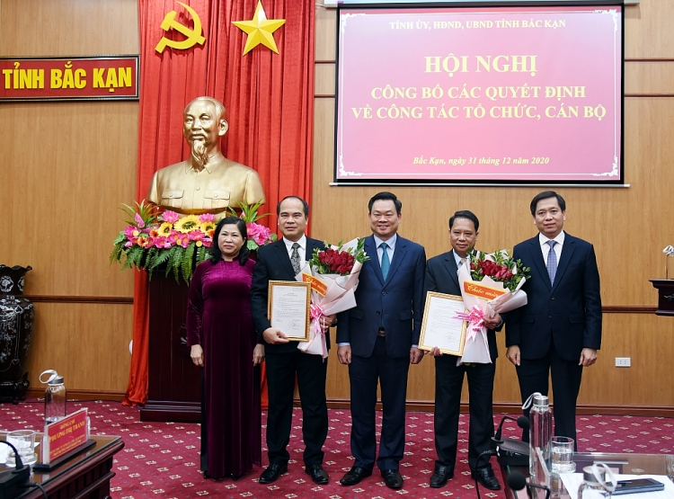 Ông Hoàng Duy Chinh - Bí thư Tỉnh ủy, Trưởng đoàn ĐBQH tỉnh chúc mừng các cán bộ (Ảnh: Báo Bắc Kạn)
