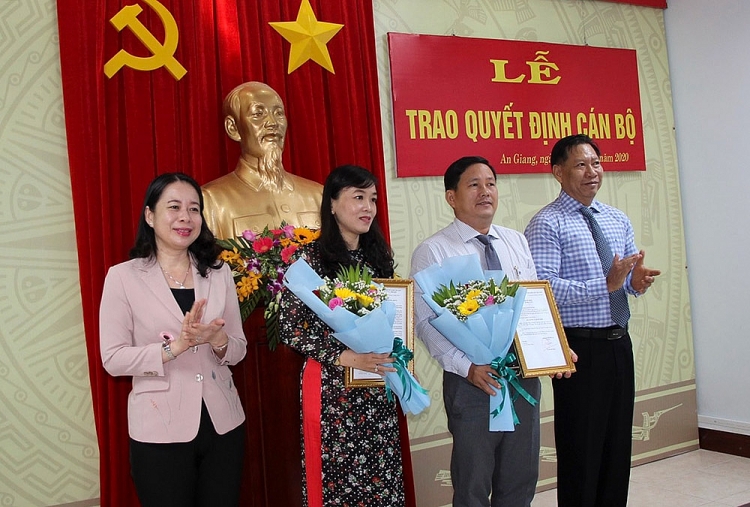 Ông Nguyễn Văn Cọp, bà Tô Hằng Ni nhận quyết định bổ nhiệm (Ảnh: Báo An Giang)