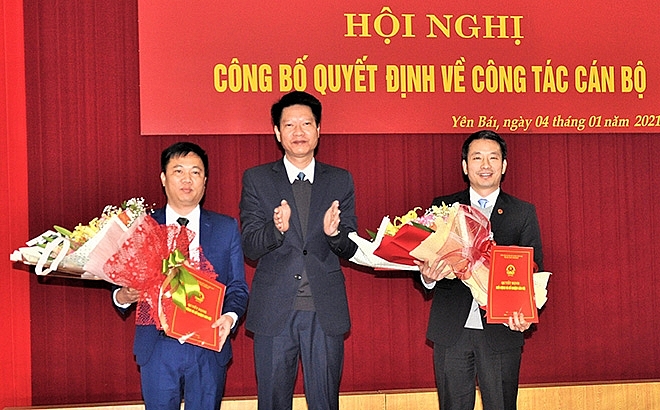 Ông nhận quyết định bổ nhiệm (Ảnh: Báo Yên Bái)